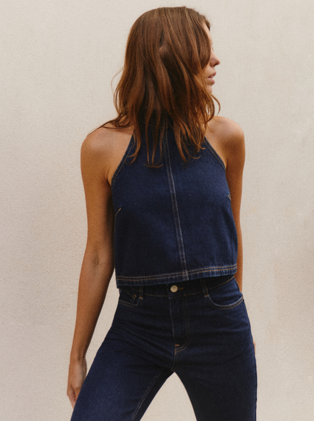 Top Denim Raw – Corte Halter Minimalista