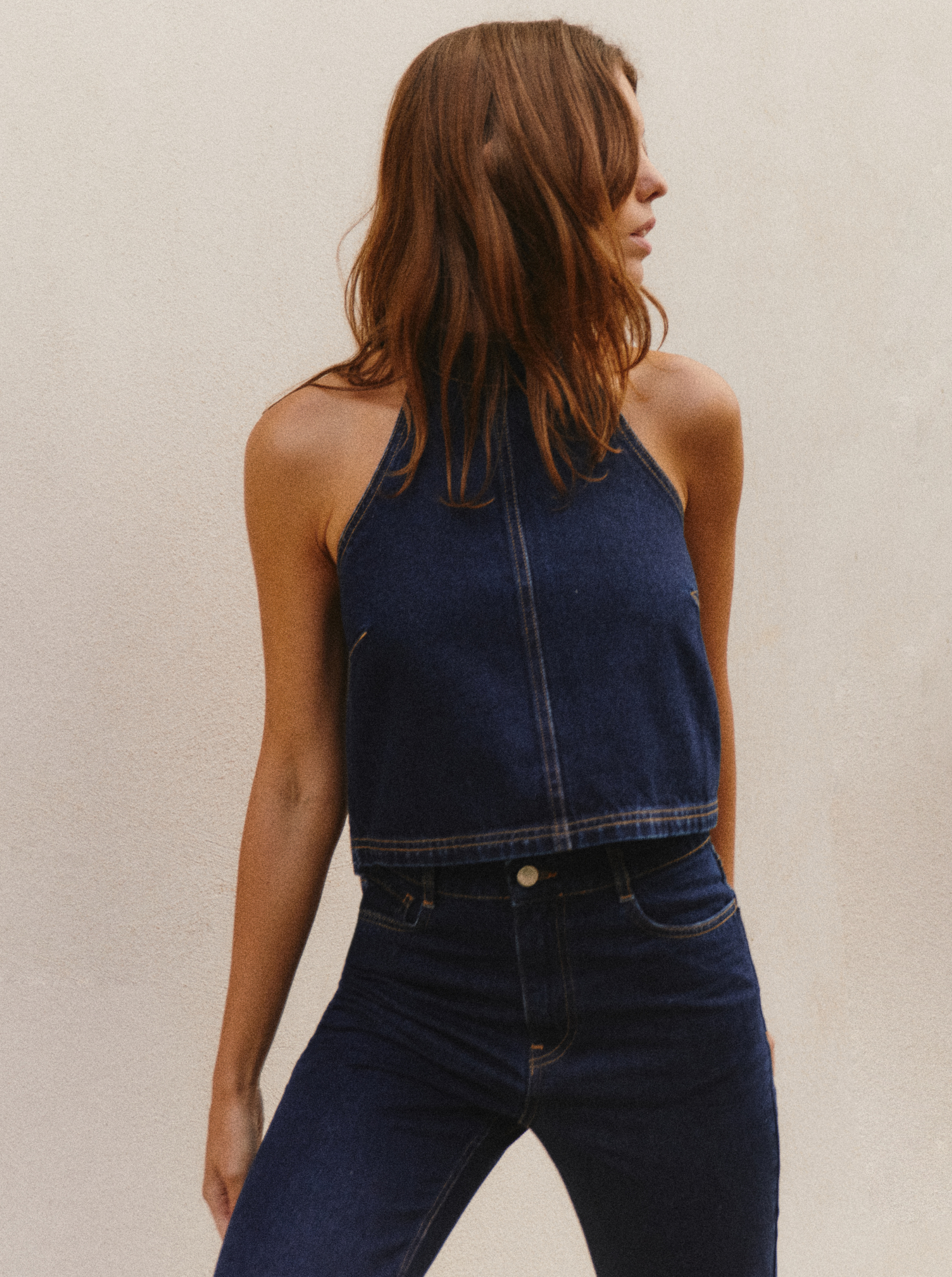 Top Denim Raw – Corte Halter Minimalista