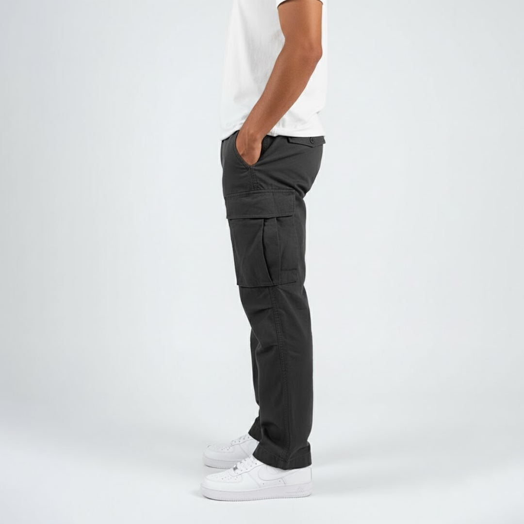 Pantalones cargo de corte relajado con bolsillos laterales