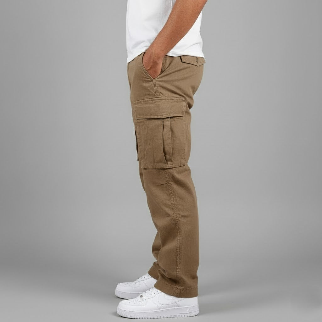 Pantalones cargo de corte relajado con bolsillos laterales